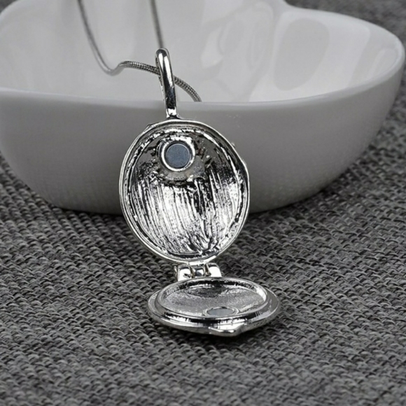 NEW Vampire Diaries Elena Gilbert Vervain Necklace With Locket - Picture 7 of 8